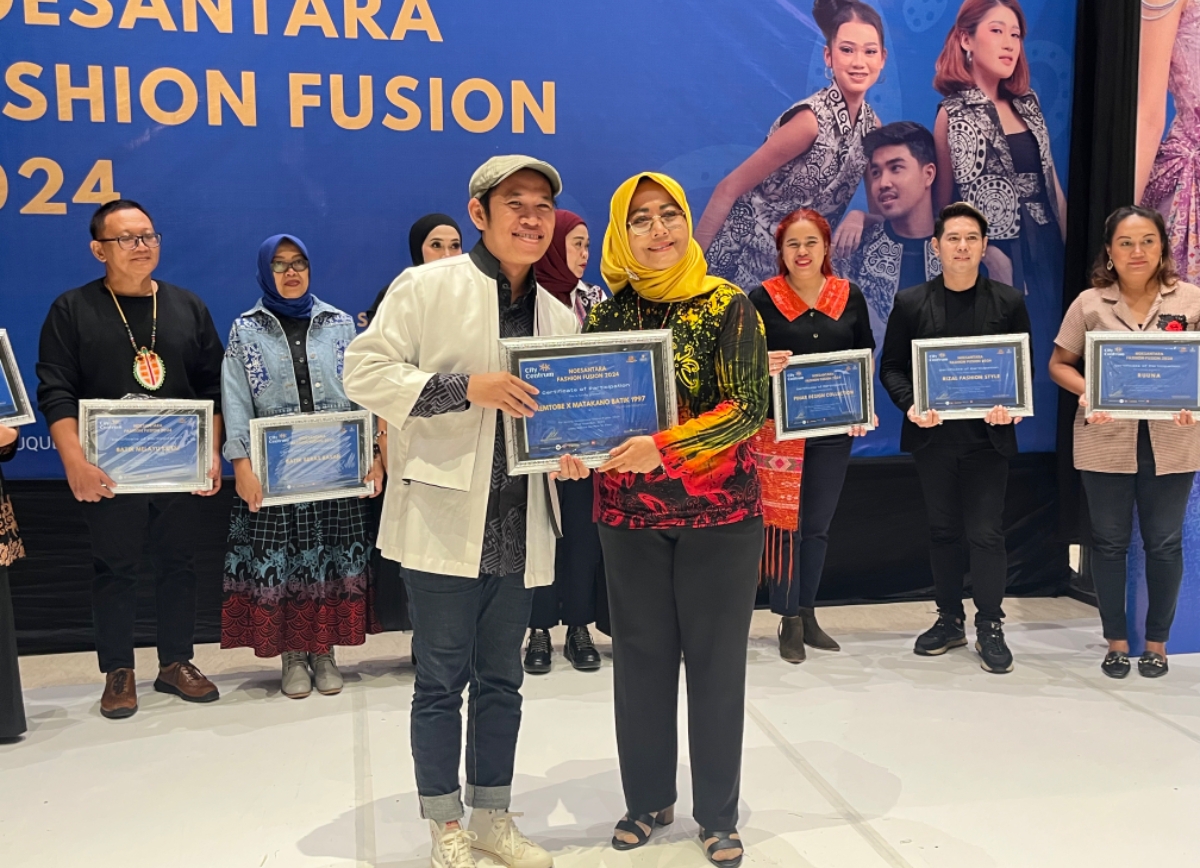 BERGERILYA: Anas Maghfur terus berusaha mengembangkan industri kriya Kaltim dengan lahirkan potensi-potensi baru designer lewat pelatihan-pelatihan yang diadakannya melalui Fascreyaa. (FOTO: IST)