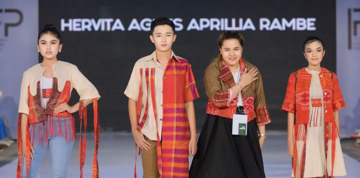 TUMBUHKAN MINAT: Agnes memperkenalkan batik dengan gaya yang lebih segar agar mudah masuk ke mode perempuan muda. Kebanyakan buat terusan cantik. (FOTO: IST)