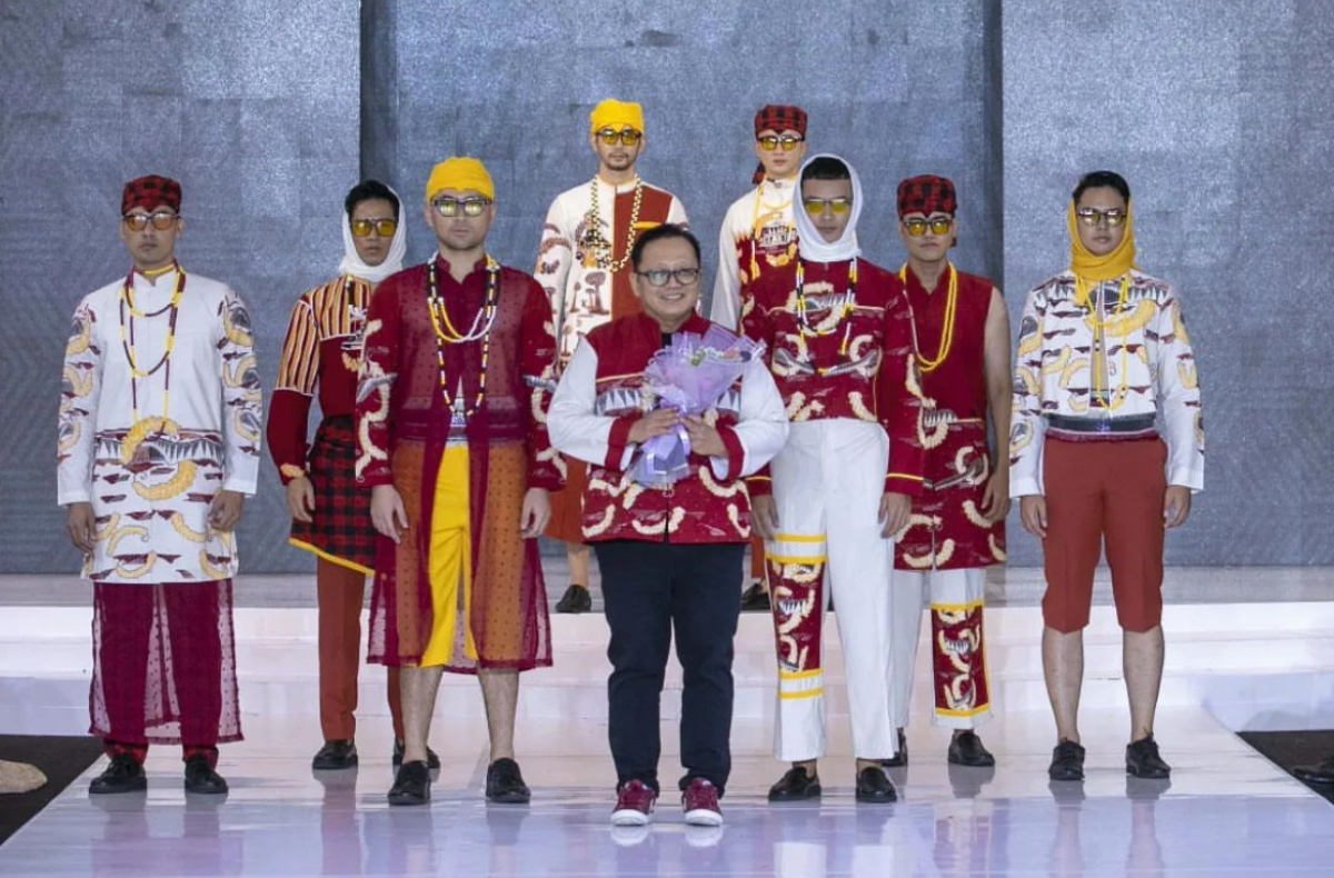 BATIK MELAYU KUTAI: Usianya sudah kepala enam, tapi semangat Imam kembangkan Batik Melayu Kutai sangat besar. (FOTO: IST)