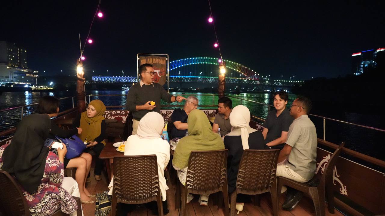 PJ Gubernur Kaltim Akmal Malik menjelaskan keunggulan Kaltim lewat diskusi santai sambil menikmati keindahan Sungai Mahakam.