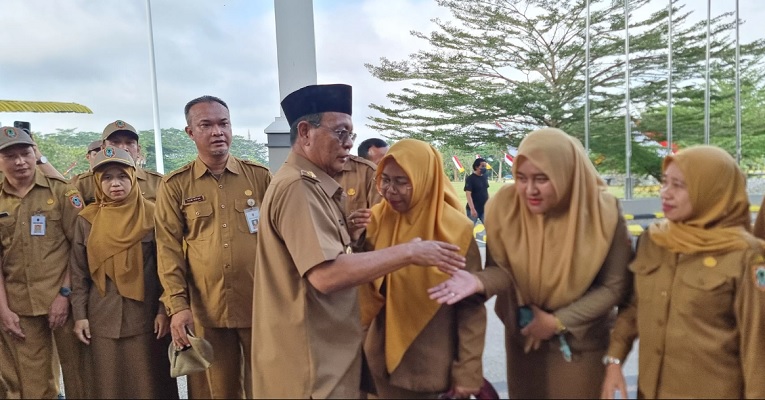 Paman Birin muncul di apel pagi di Kantor Gubernur Kalsel, Senin (11/10/2024) setelah isu pelarian dari KPK.