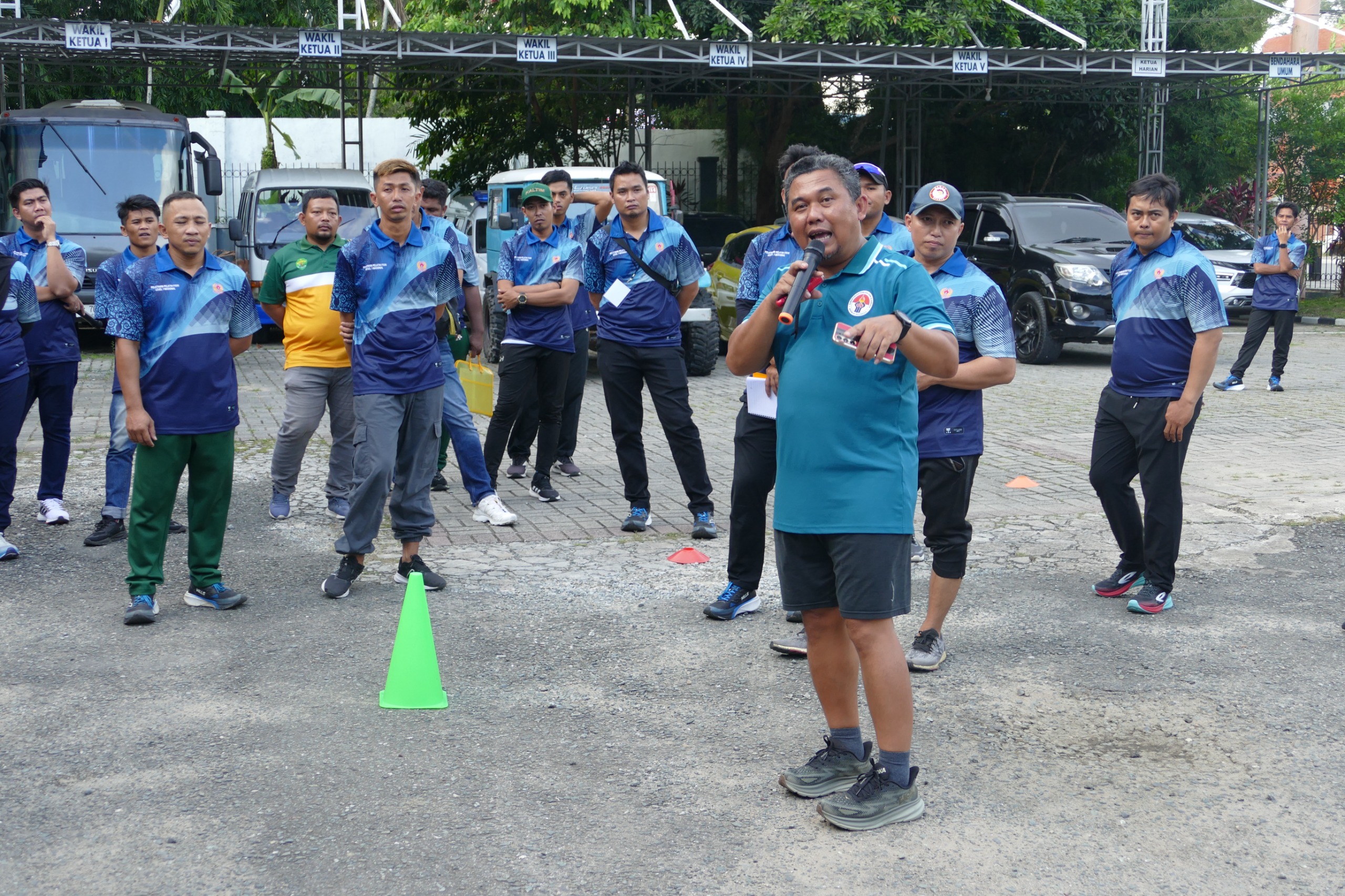 Devi Tirtawirya dari LP2O Lankor memberikan materi bagi peserta pelatihan pelatih fisik level 1 nasional tahap pertama garapan KONI Kaltim.