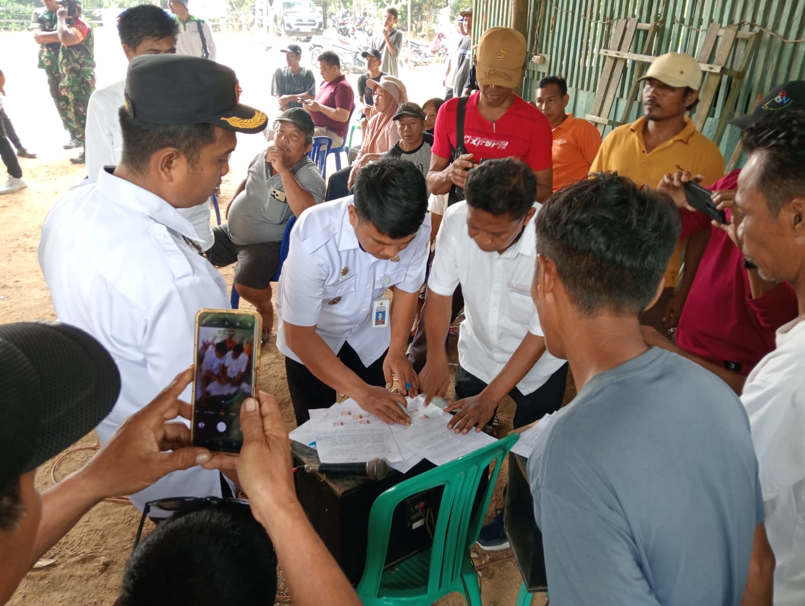 TEKEN: Para pihak meneken kesepakatan terkait tuntutan pengaspalan jalan di Desa Bangun Mulyo, dan Kelurahan Waru, Kecamatan Waru, PPU. (FOTO: IST)
