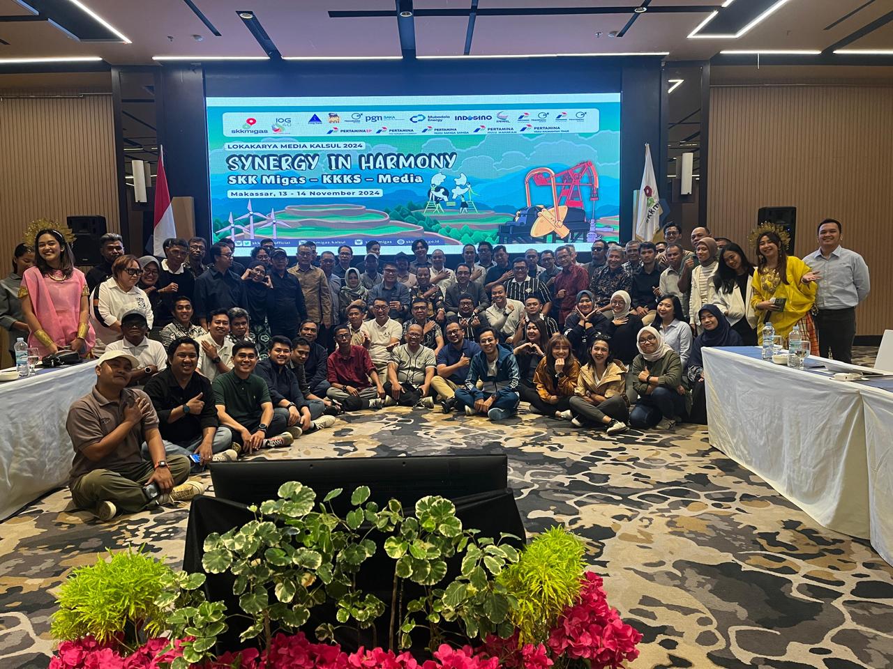 Puluhan peserta dari personil kehumasan, KKKS hingga puluhan awak media dari Kalimantan - Sulawesi berfoto bersama sebelum menggelar diskusi panel yang dihelat di Hotel Rinra Makassar, Rabu (13/11).
