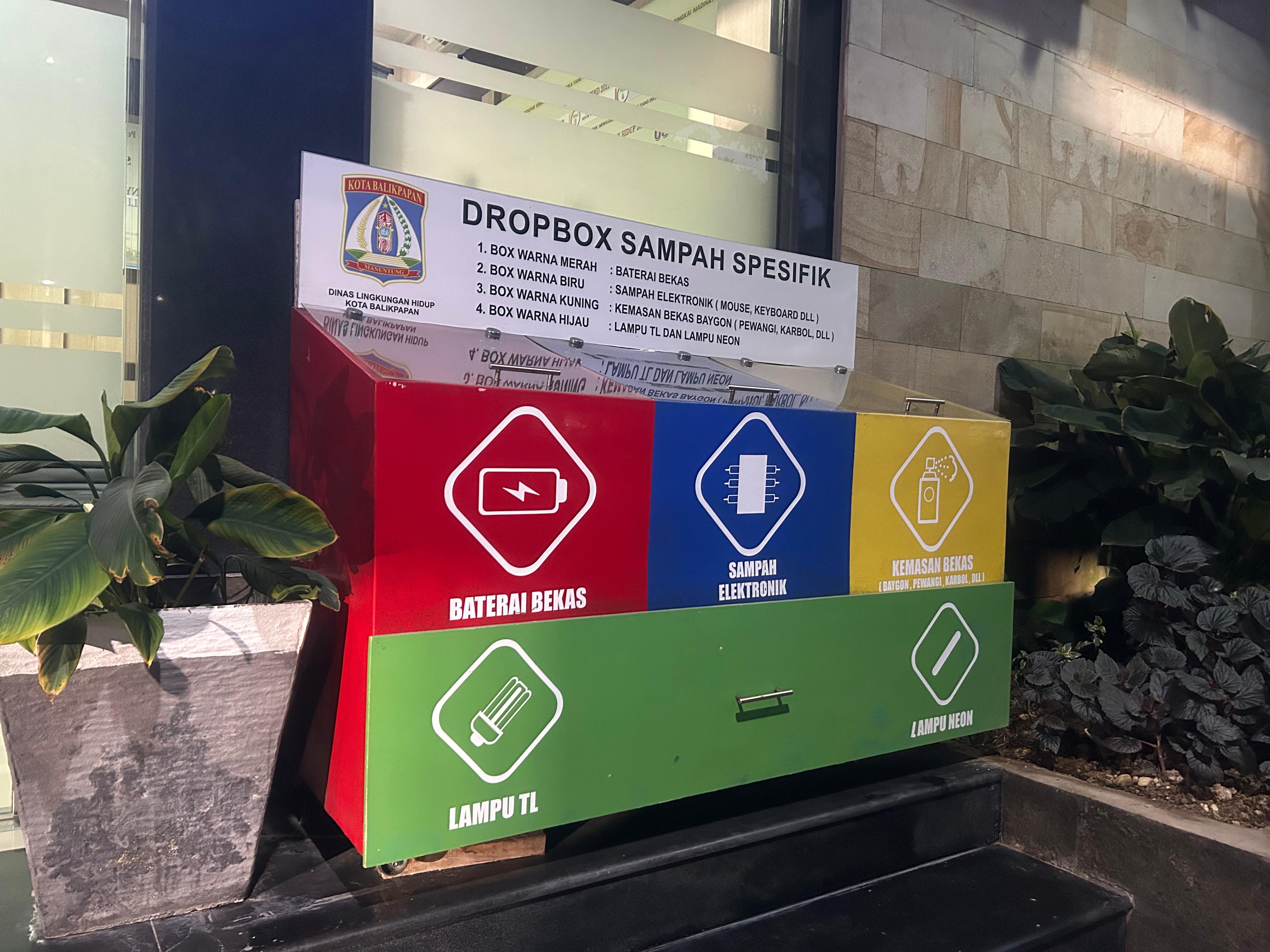 JAGA LINGKUNGAN : Salah satu drop box sampah spesifik yang ada di kantor DLH Balikpapan. Masyarakat bisa memanfaatkan sarana ini untuk  membuang sampah dengan atagori limbah B3.