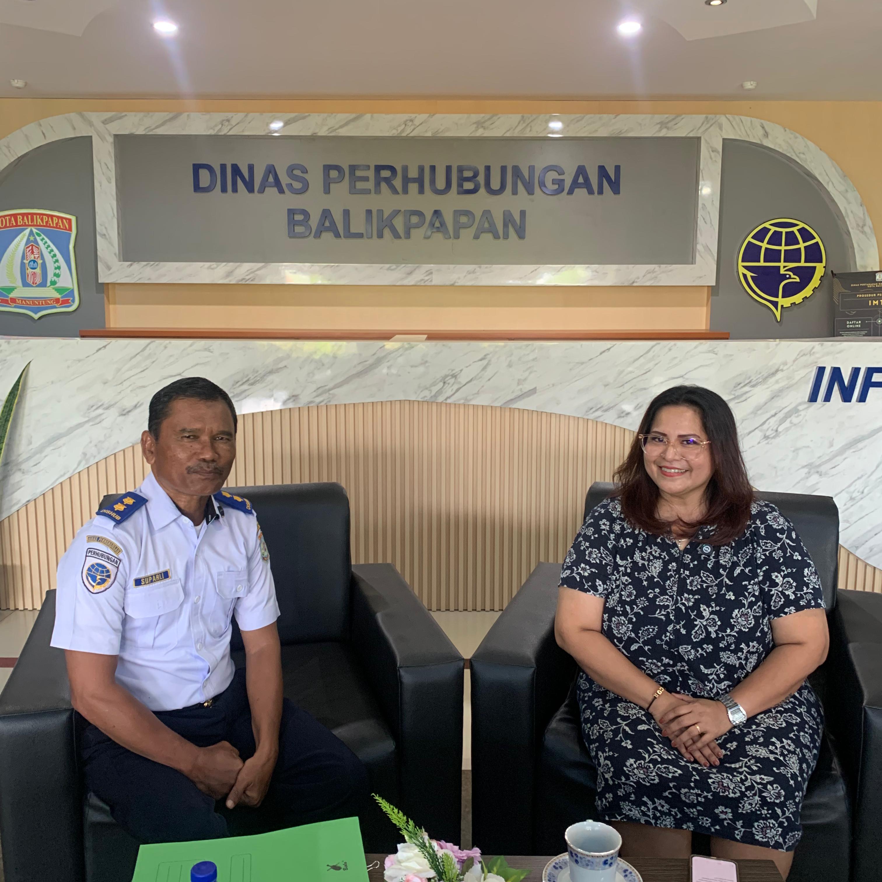 TALKSHOW: Kepala Bidang Angkutan Dishub Balikpapan, Suparli menjelaskan soal kajian rute angkot terbaru dalam talkshow bersama Radio KPFM Balikpapan, Selasa (12/11).