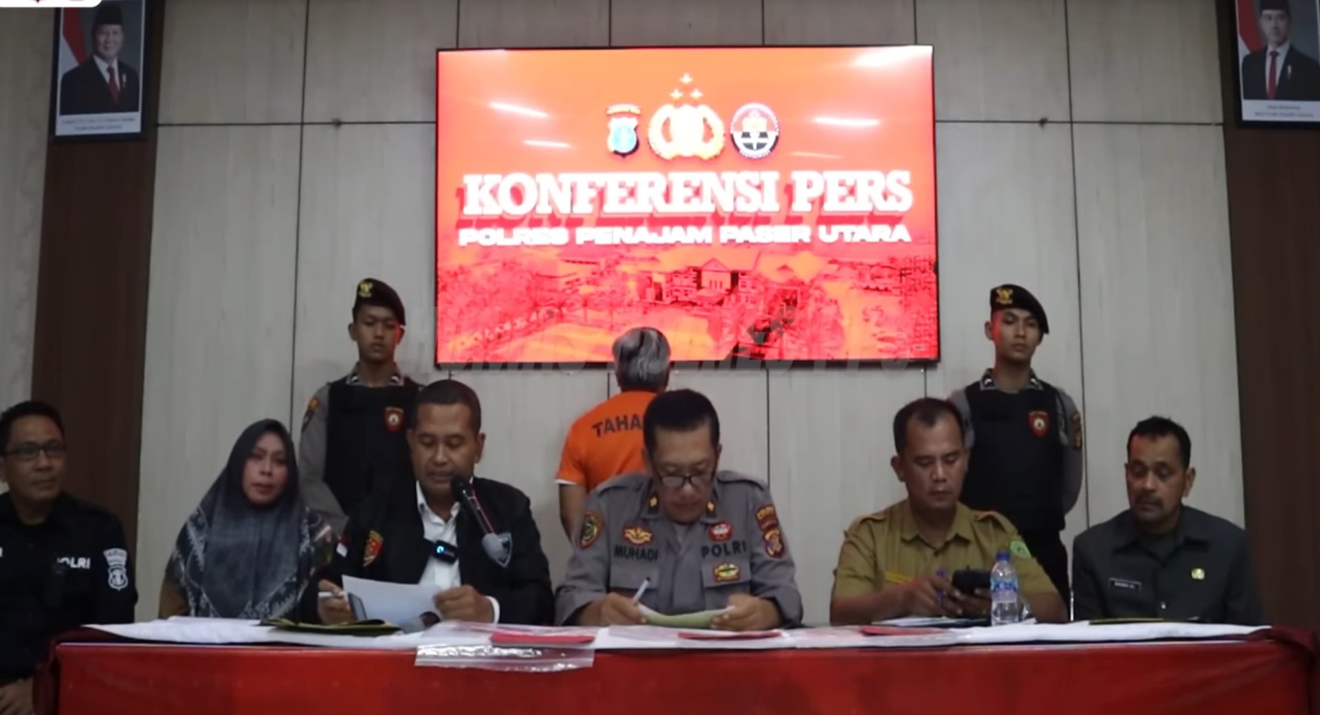 TPPO: Kasatreskrim Polres PPU, Dian Kusnawan (tiga kiri) saat membacakan kronologi penangkapan terhadap pemilik Cafe 99 berinisial AM (memakai baju tahanan), diduga terlibat TPPO.(FOTO: ARI/KP)