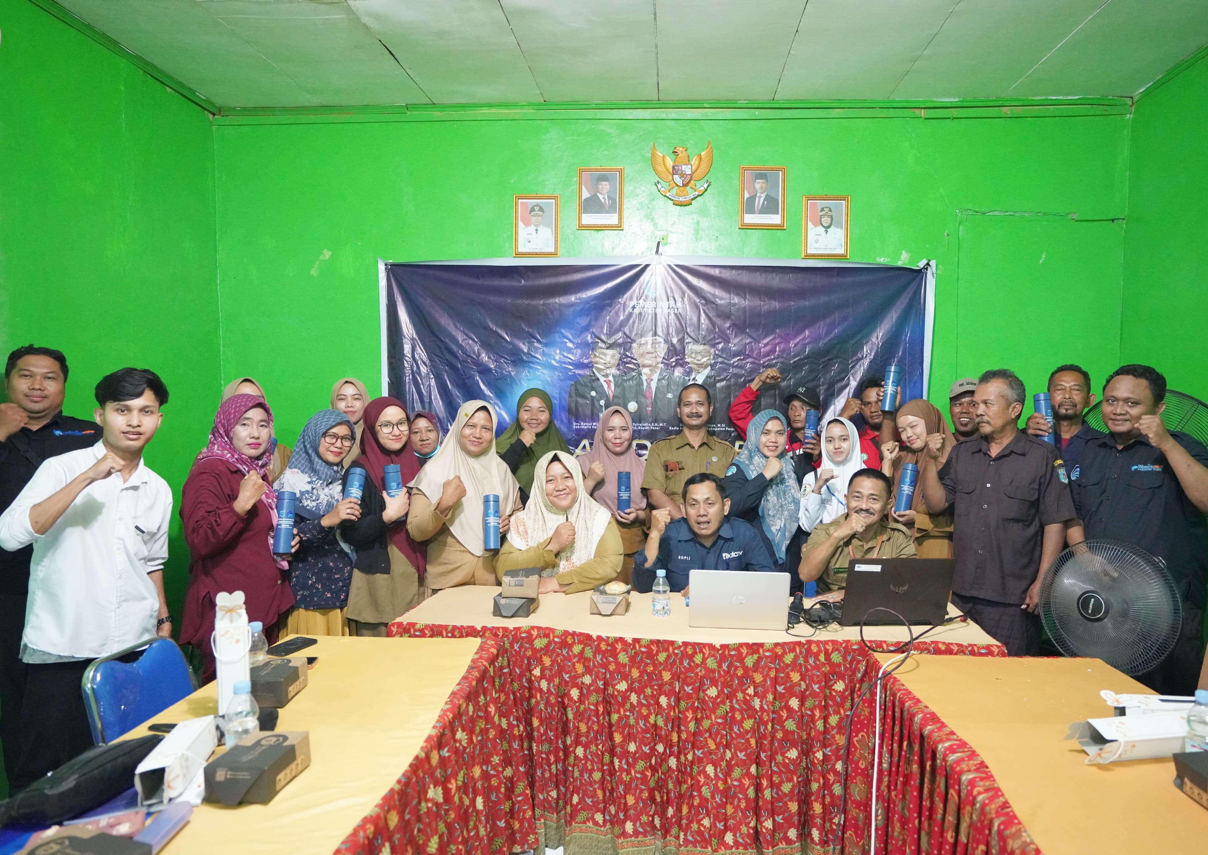 Dinas Komunikasi Informatika Statistik dan Persandian (DKISP) Paser bertemu dengan pengurus Komunitas Informasi Masyarakat (KIM) di Desa Petangis, Kecamatan Batu Engau, Senin (11/11).