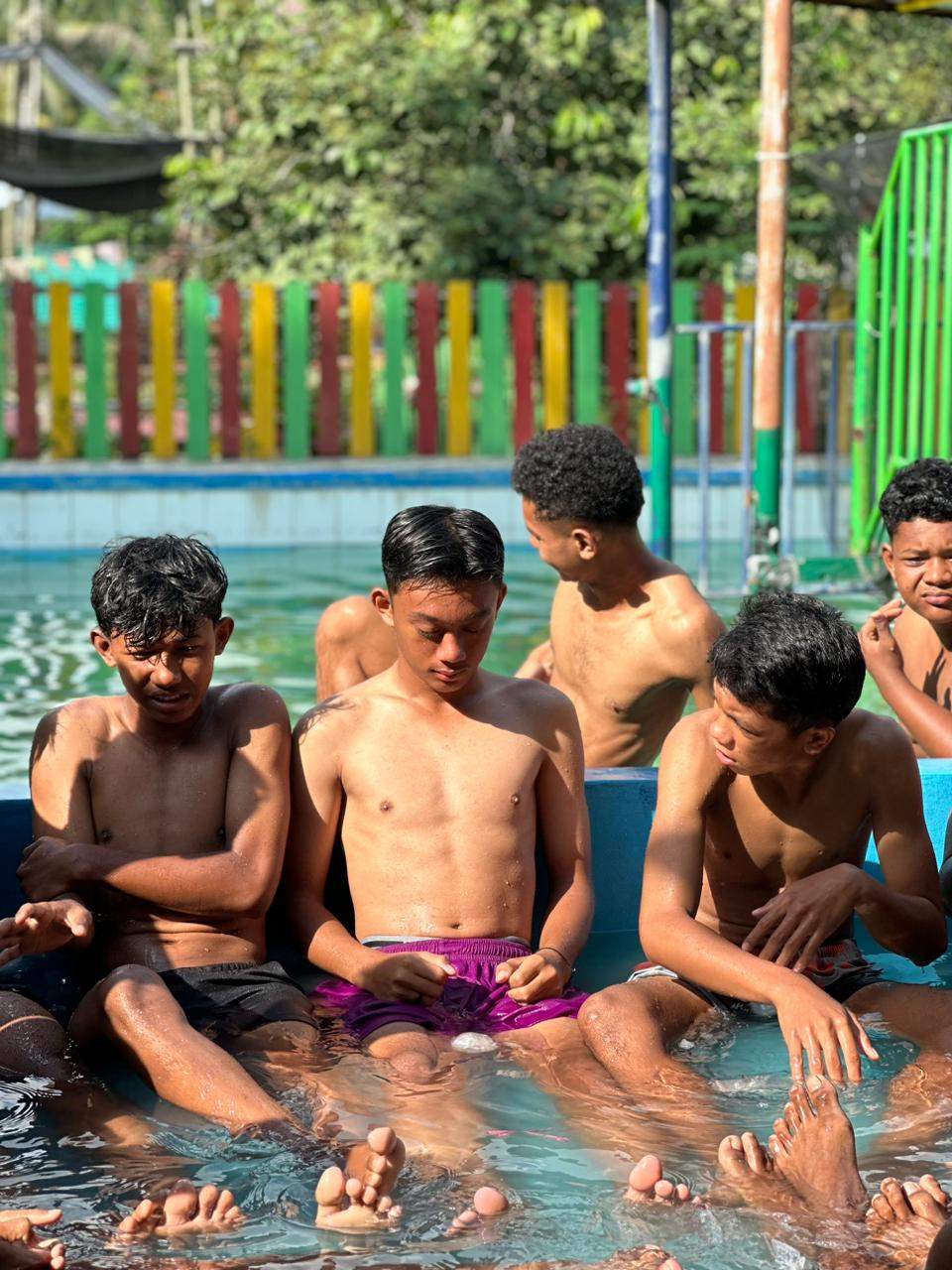 PULIHKAN TENAGA: Pemain Baja Nusantara melakukan terapi rendam es demi meningkatkan level kebugaran jelang laga penentuan menghadapi Balikpapan All Star, Jumat (15/11/2024).