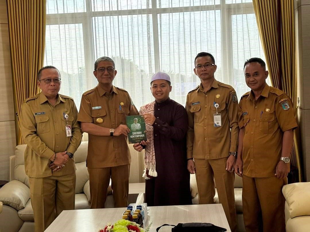 APRESIASI :  Pjs Bupati Paser M Syirajudin menyerahkan bantuan untuk dai muda asal Paser berprestasi yang membuat buku, Senin (11/11).
