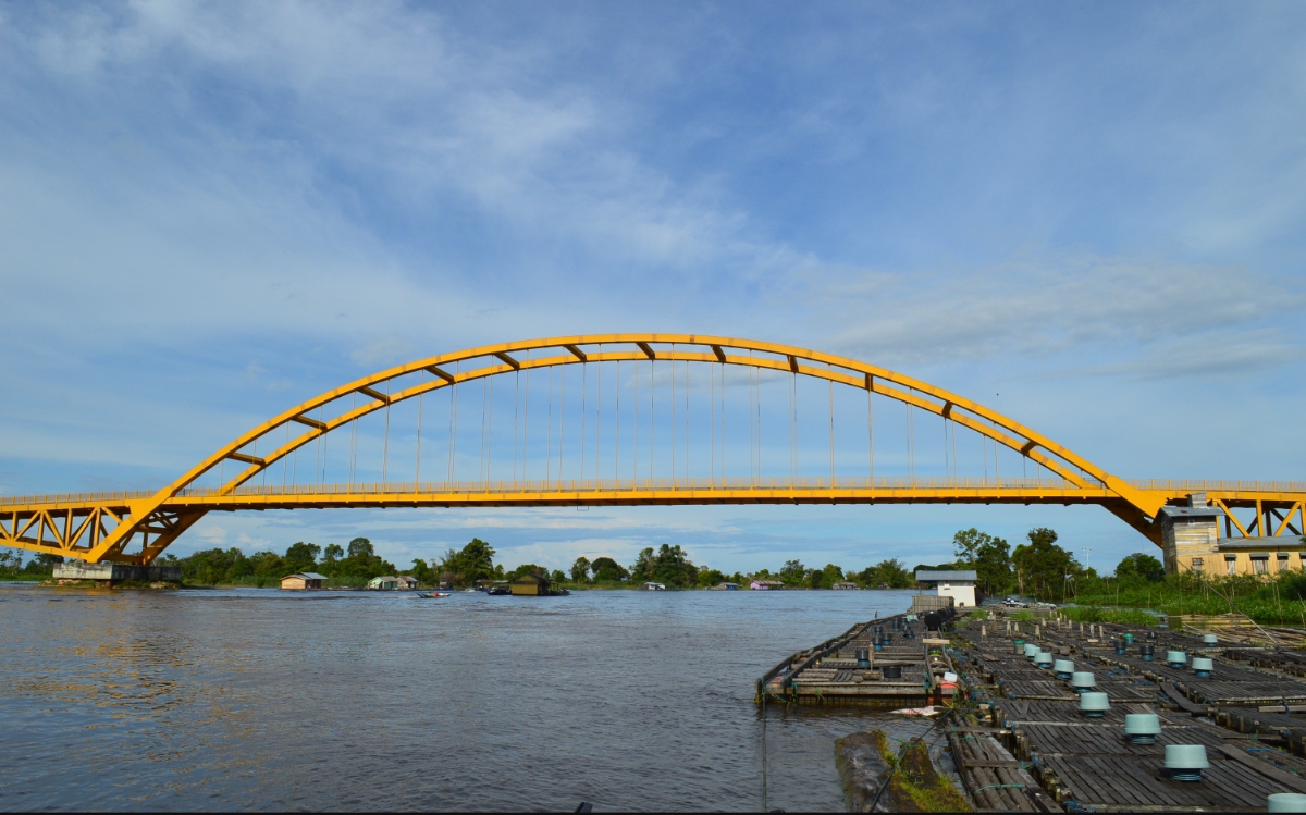 TUNGGU KEBERANIAN: Jembatan Pela di Kutai Kartanegara sejak dibangun 2004 lalu, sudah 20 tahun belum bisa digunakan masyarakat pengguna jalan. (FOTO: IST)
