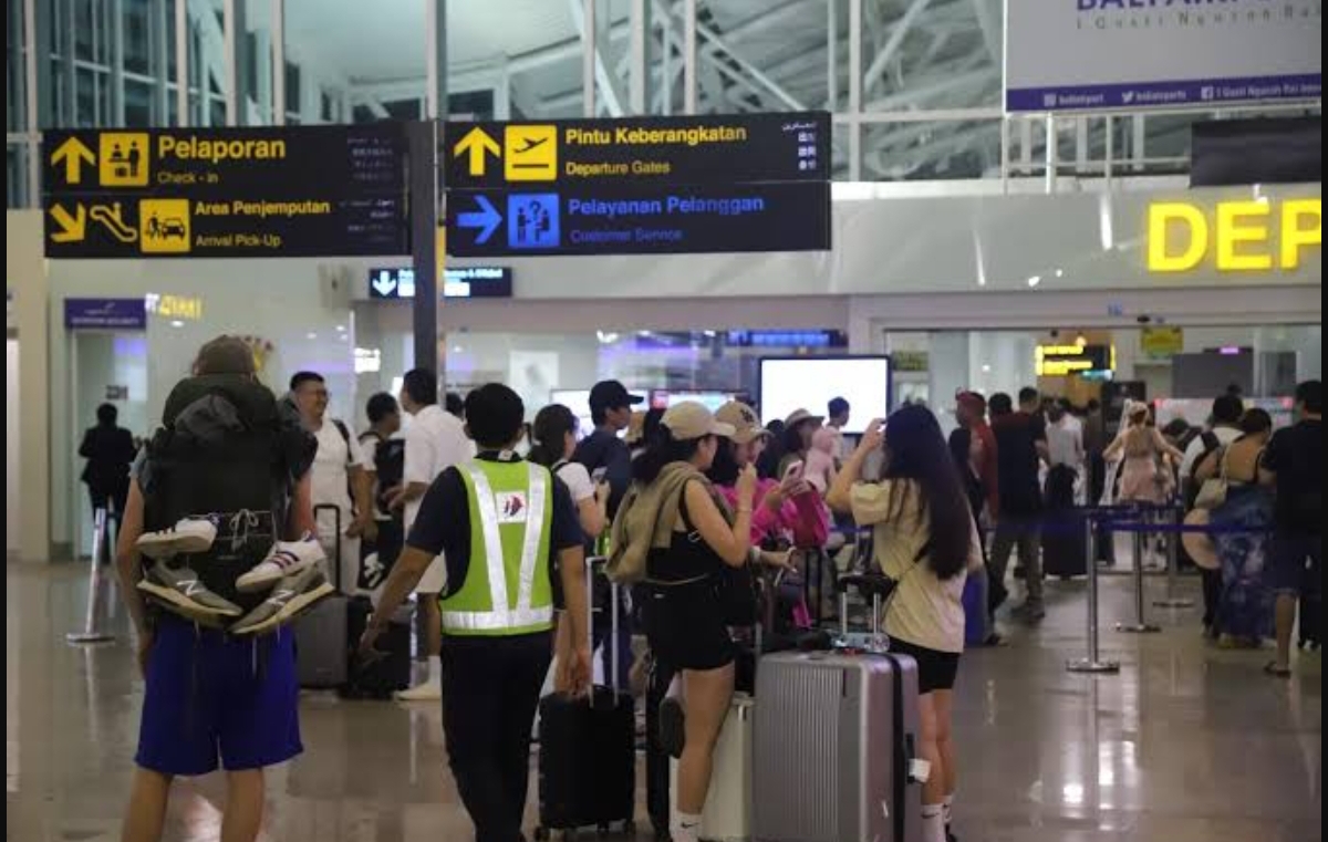 TERPAKSA DIBATALKAN: Erupsi gunung Lewotobi Laki-laki ikut mempengaruhi penerbangan di bandara Ngurah Rai, Denpasar, Bali