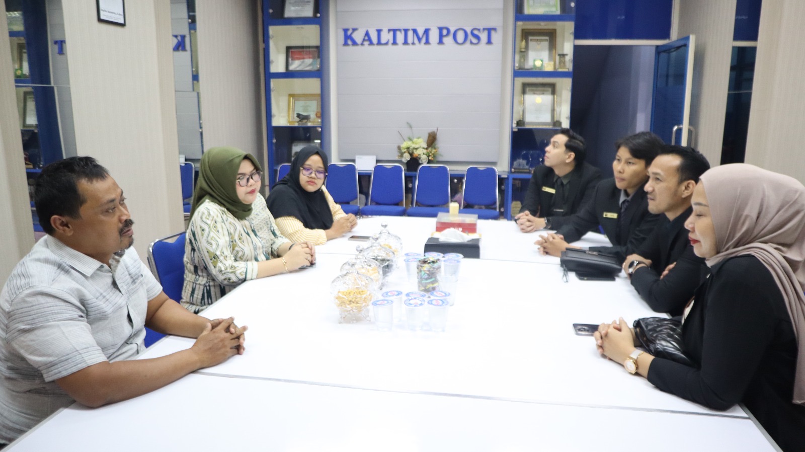 KERJA SAMA: GM Five Premiere Hotel Samarinda Haidar (kanan) dalam kunjungannya ke Kantor Kaltim Post Biro Samarinda.