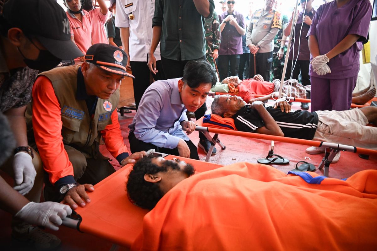 Wakil Presiden (Wapres) Gibran Rakabuming Raka mengunjungi korban erupsi Gunung Lewotobi di pengungsian.