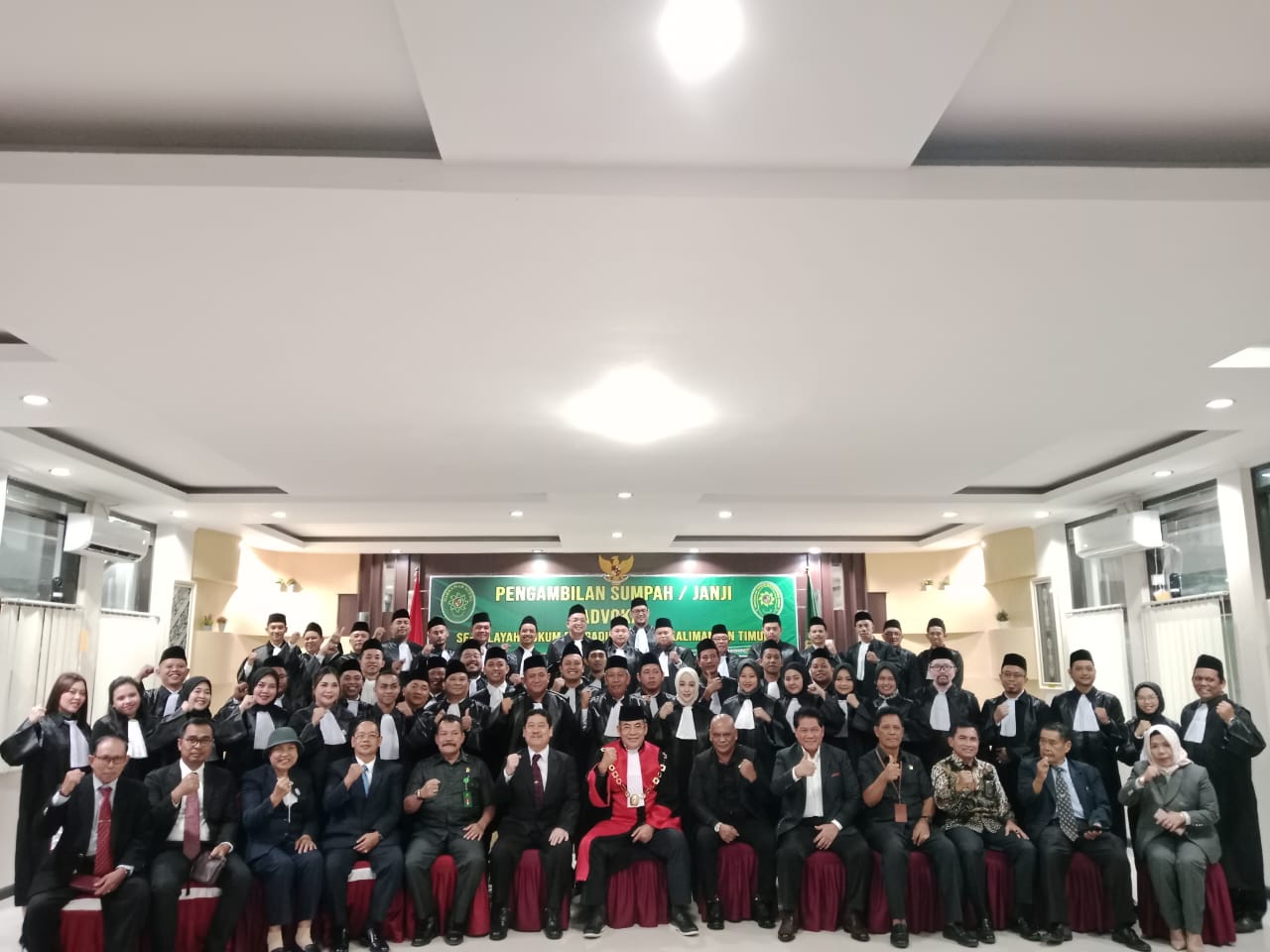 PENGAMBILAN SUMPAH: Efendi Mangunsong (duduk, enam kiri) dan Nyoman Gede Wirya (tengah) bersama para advokat usai melakukan pengambilan sumpah.