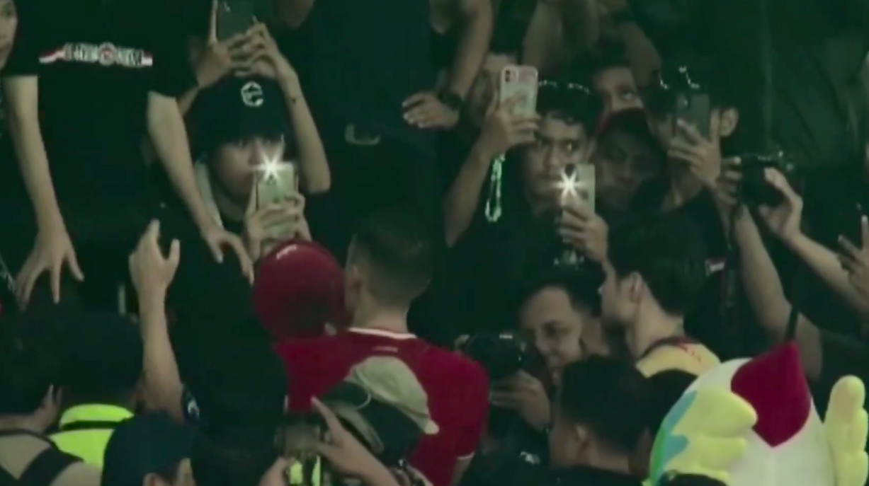 Jay Idzes dan Kevin Diks mendatangi suporter usai Timnas Indonesia kalah 4-0 dari Jepang.