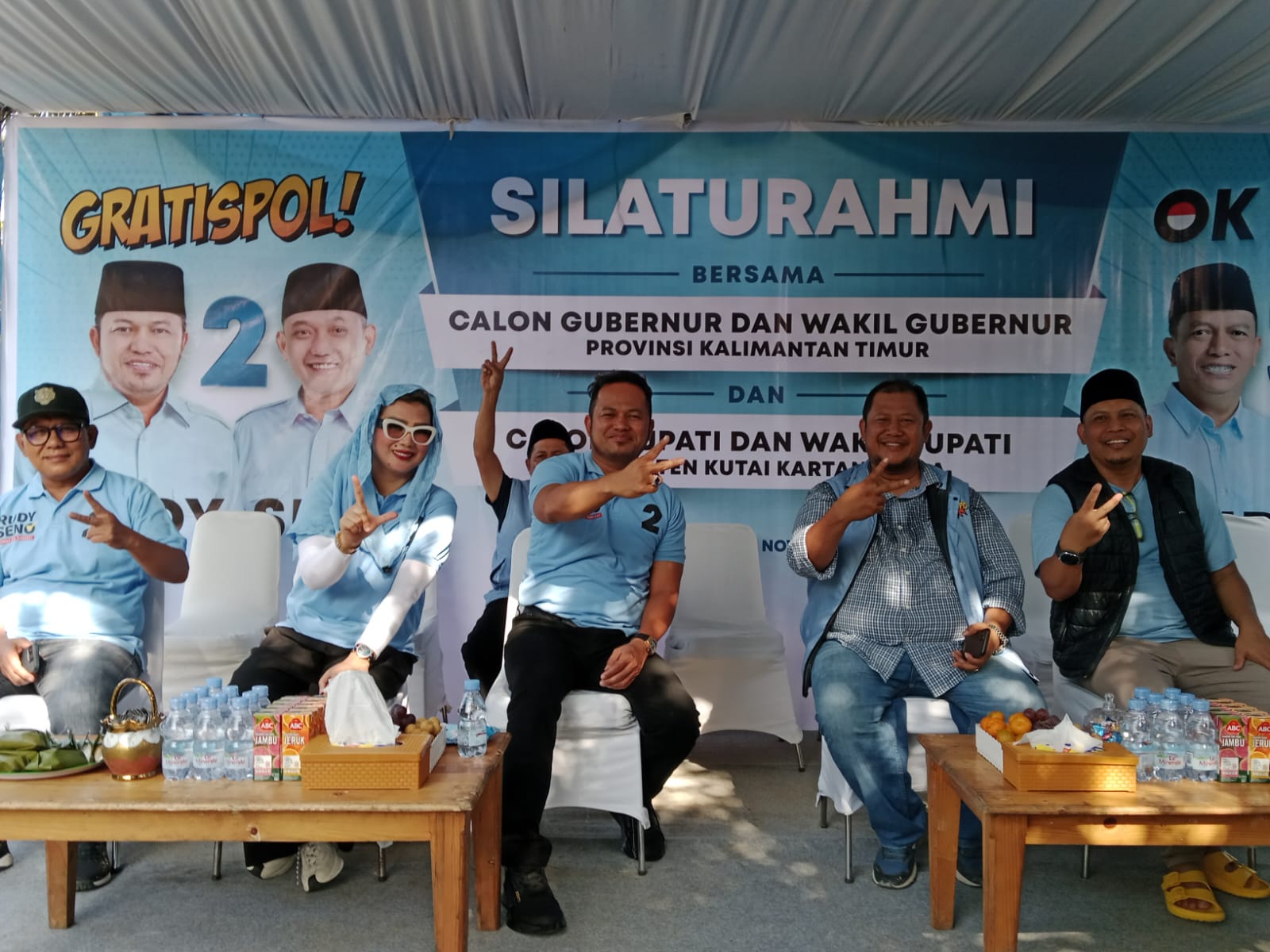 NOMOR DUA: Rudy Mas&rsquo;ud (tengah) menyapa warga kelurahan Mangkuwang.