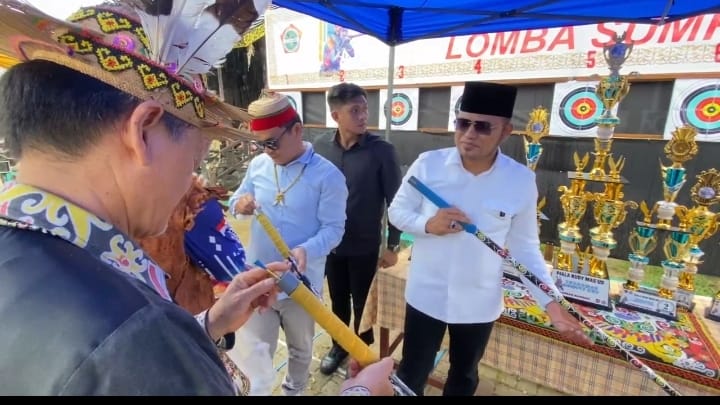DUKUNG: Rudy Mas&rsquo;ud (baju putih) dukung olahraga sumpit yang berlangsung di Desa Budaya Pampang.
