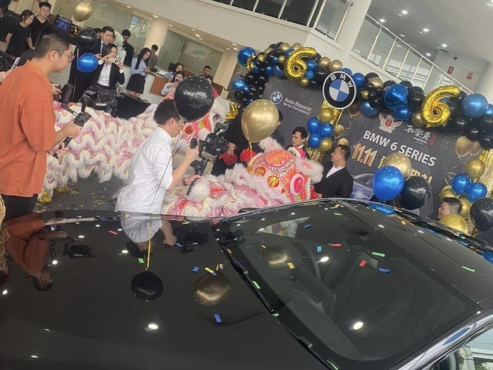 Bos dermawan bagi-bagi mobil untuk para karyawannya.
