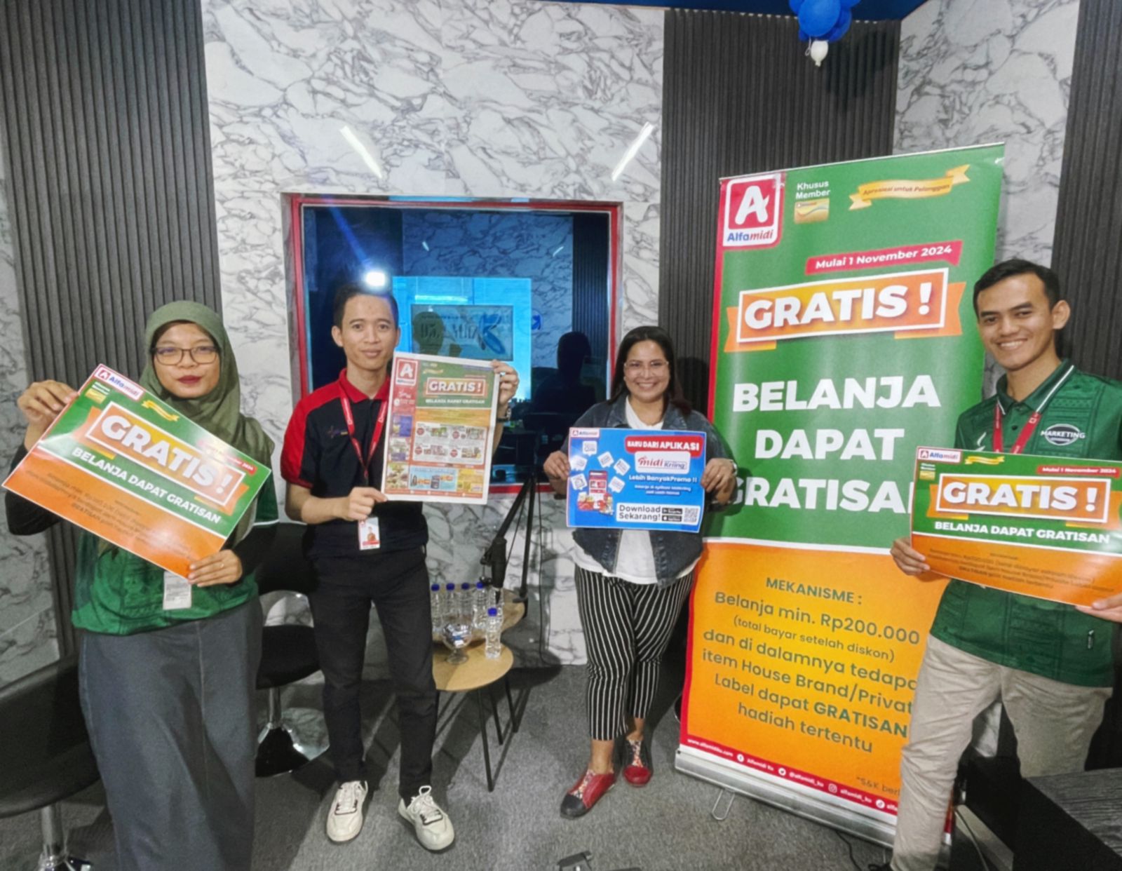 AYO DAFTAR MEMBER: Beragam hadiah dan promosi menarik ditawarkan Alfamidi bagi member selama November ini.