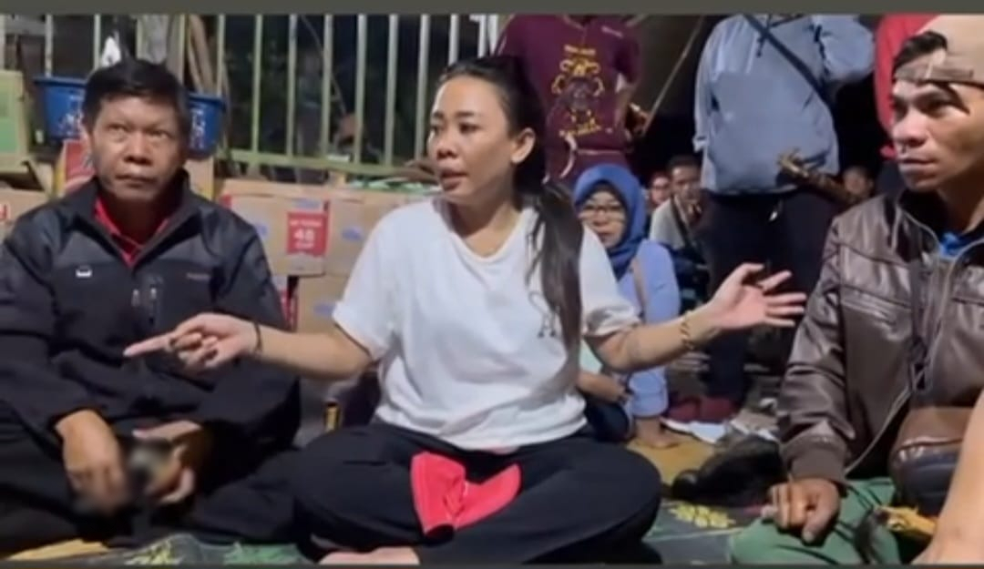 MENDAMPINGI: Tokoh Perempuan Dayak Kalimantan Mei Christy (tengah) bersama tokoh Dayak lainnya mendampingi keluarga korban di lokasi.