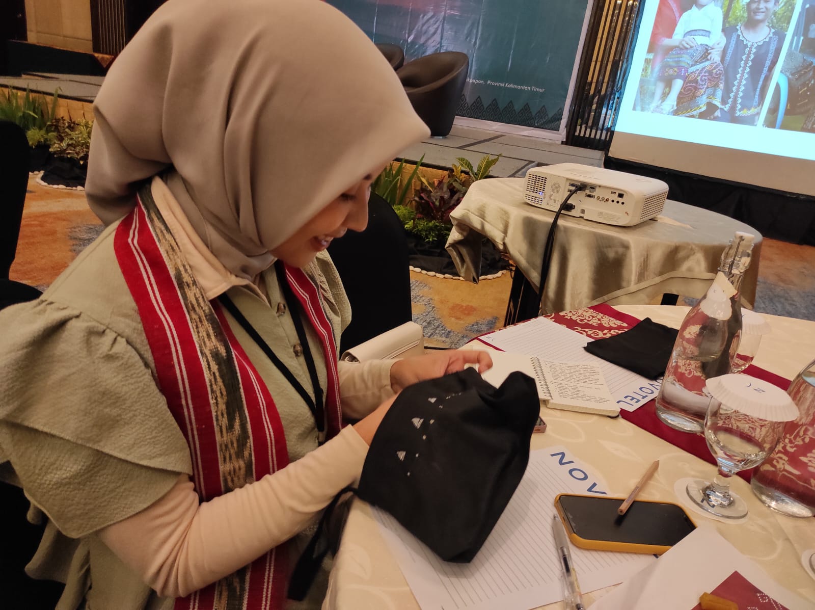 BELAJAR: Peserta Lokakarya Wastra membuat Sarut di atas dompet kecil dari kain hitam.