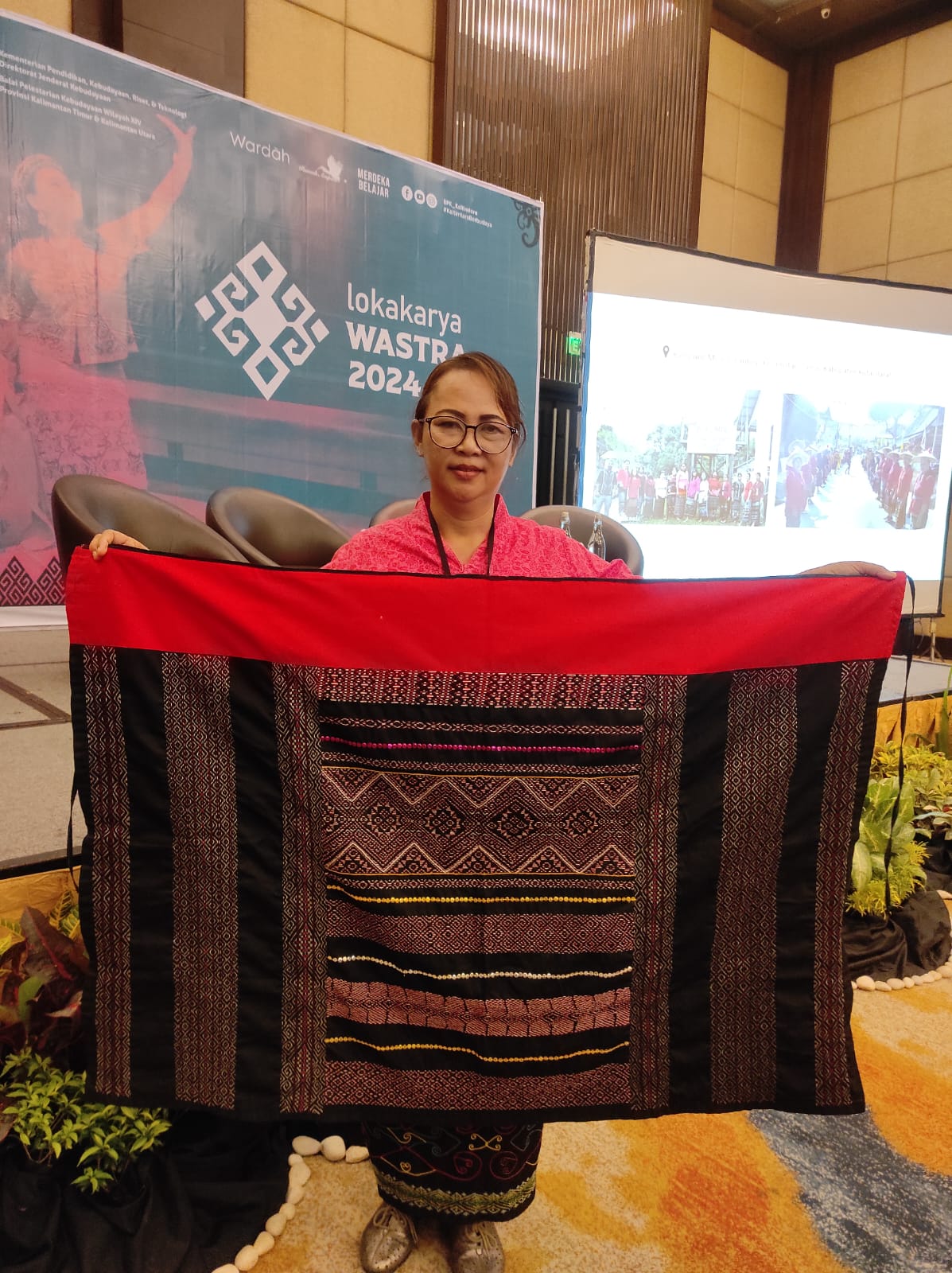 KHAS: Seki menunjukkan kerajinan Sarut khas Dayak Benuaq yang dulu benangnya berasal dari daun nanas.