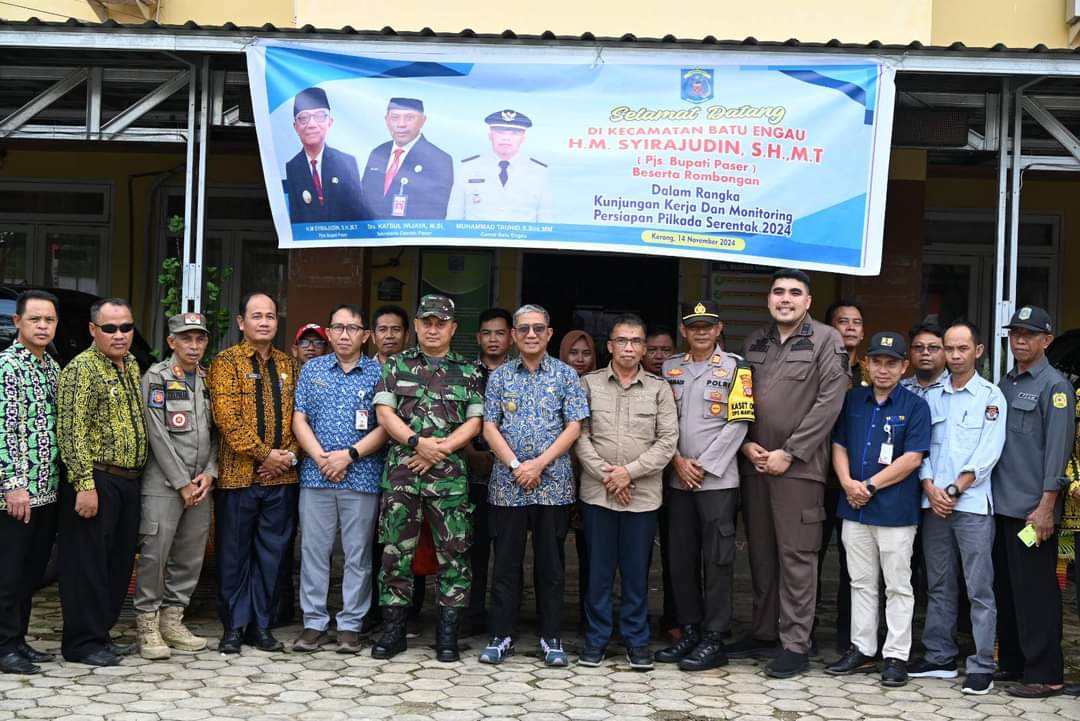 CEK KESIAPAN: Pjs Bupati Paser Syirajudin saat meninjau tiga kecamatan memastikan kesiapan logistik Pilkada serentak 2024, Kamis (14/11).