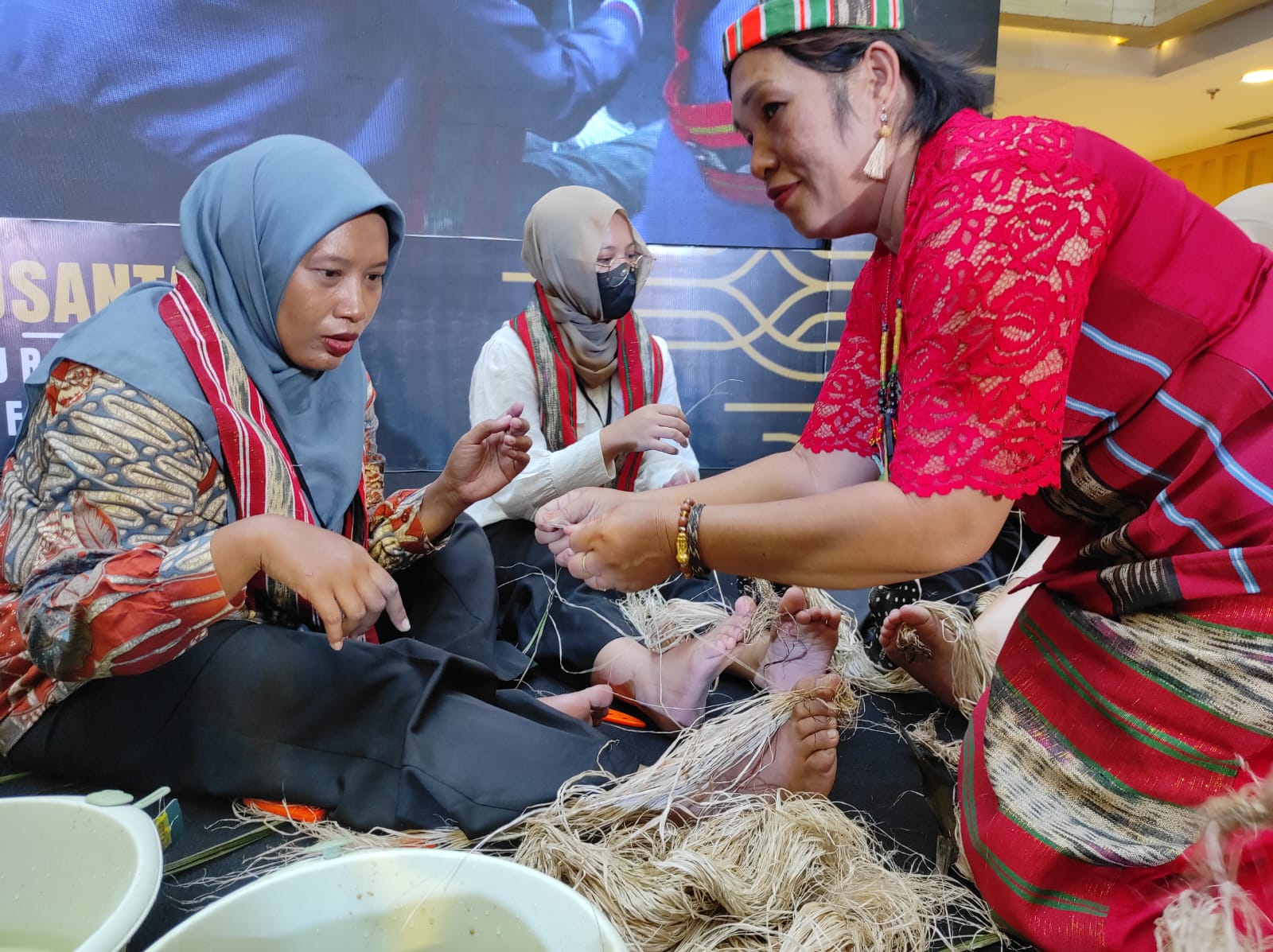 PRAKTIK LANGSUNG: Nenek Ainah Jaras mengajarkan peserta lokakarya cara membuat benang sebagai bahan menenun Ulap Doyo. Foto lain, praktisi Ulap Doyo mempraktikkan cara menenun.
