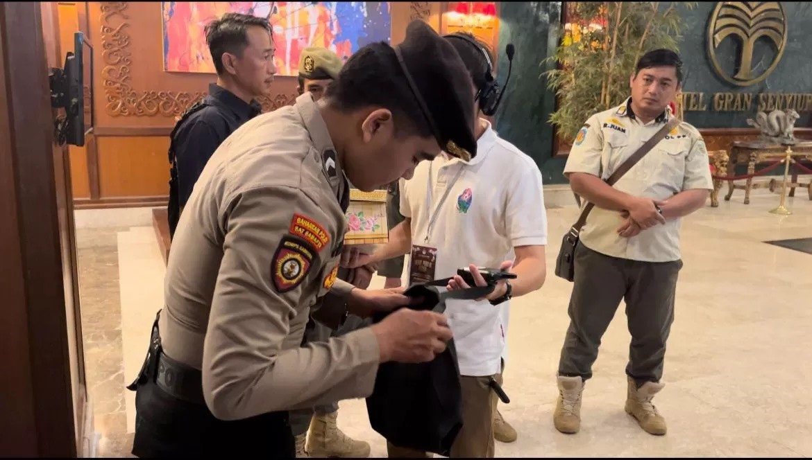PERIKSA : Personel pengamanan memeriksa barang bawaan pengunjung yang hendak masuk ke lokasi acara debat di Hotel Gran Senyiur Balikpapan.