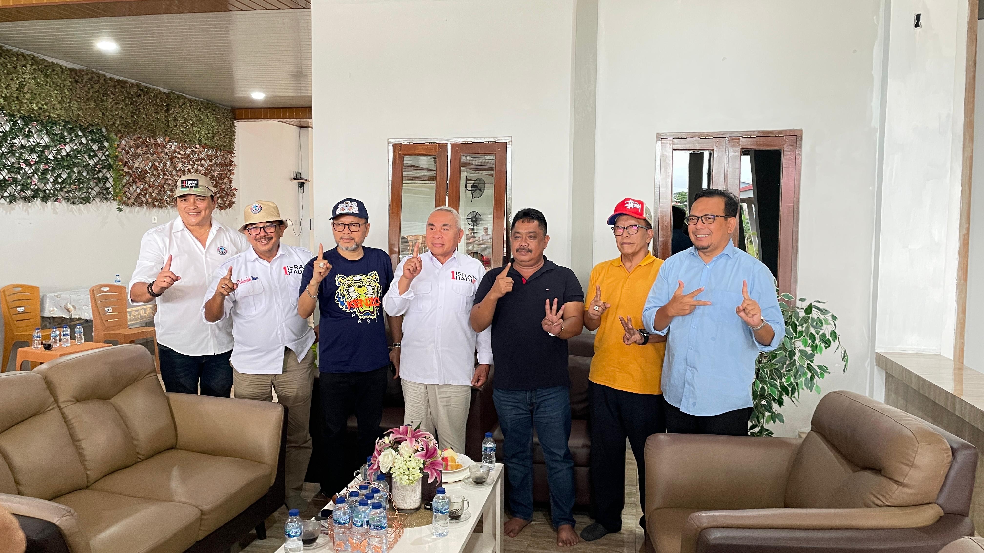 Isran Noor berada di kediaman Abdul Hakim Rauf (tiga kanan). (Foto: Ist)