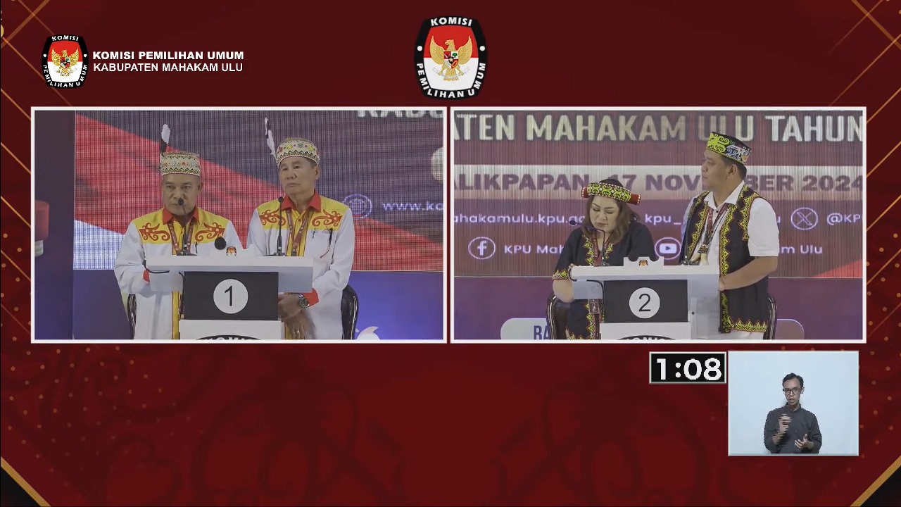 MENDENGARKAN: Paslon Bulan-Fathra (layar kanan) mendengarkan penjelasan dari pasangan Avun-Juan terkait isu gender saat debat kedua Pilkada Mahulu di Balikpapan, Minggu (17/11).
