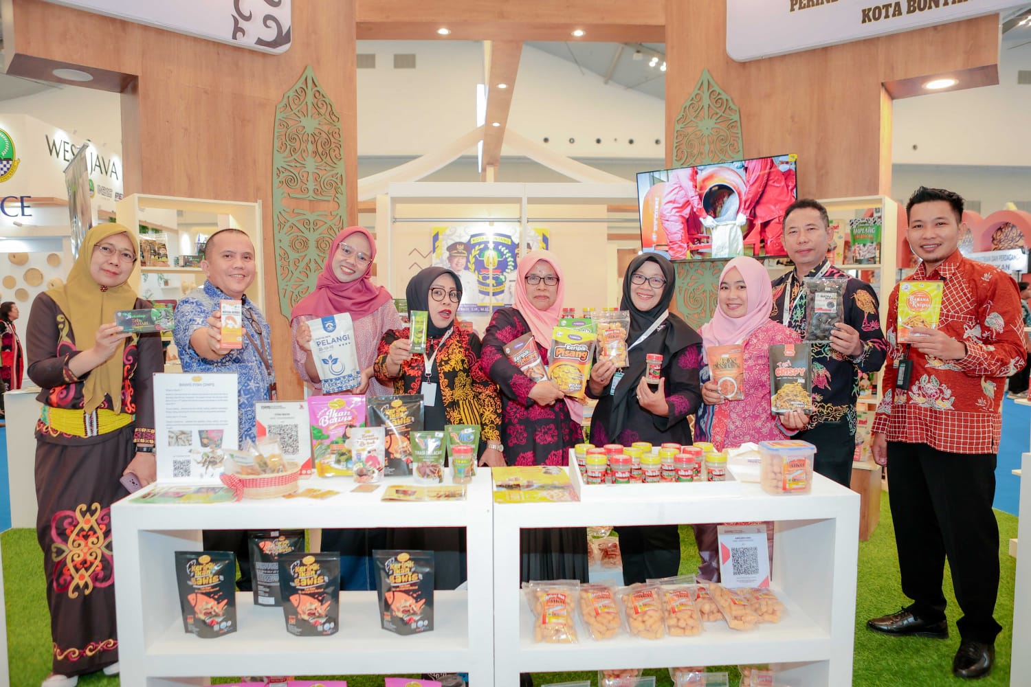 TEKUN: Memulai usaha sejak 2018 dari keripik tanpa nama, Sri (tengah) kini mampu produksi ribuan pcs setiap bulannya. Hingga sanggupi permintaan satu ton keripik dari Malaysia.
