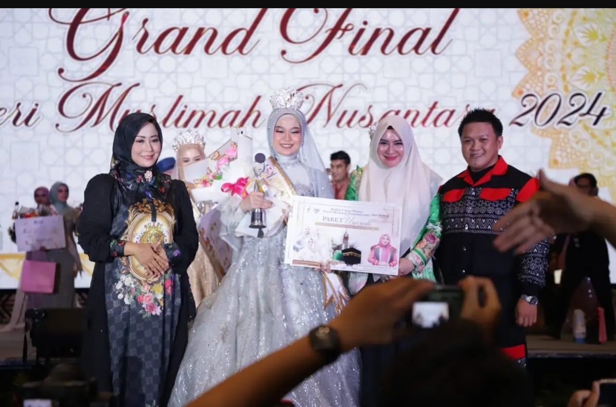MEMBANGGAKAN: Annisa Azizah Akbar saat penobatan juara. (FOTO: WEBSITE PEMPROV KALTIM)