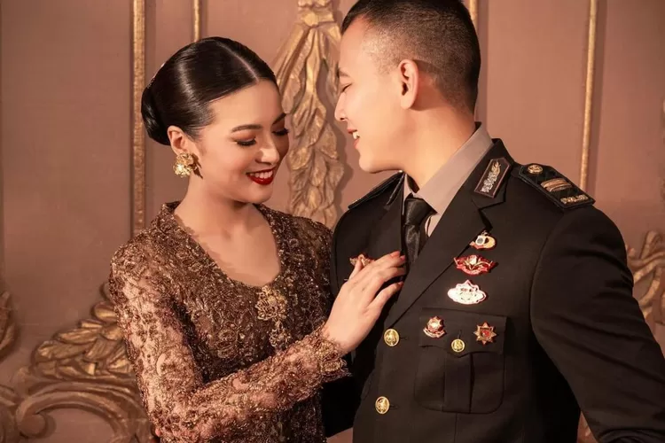 Putri eks Panglima TNI Andika Perkasa yang juga cucu dari AM Hendropriyono, Angela Adinda Nurrina Perkasa Hendropriyono resmi menikah dengan Iptu Hafiz Prasetia Akbar.