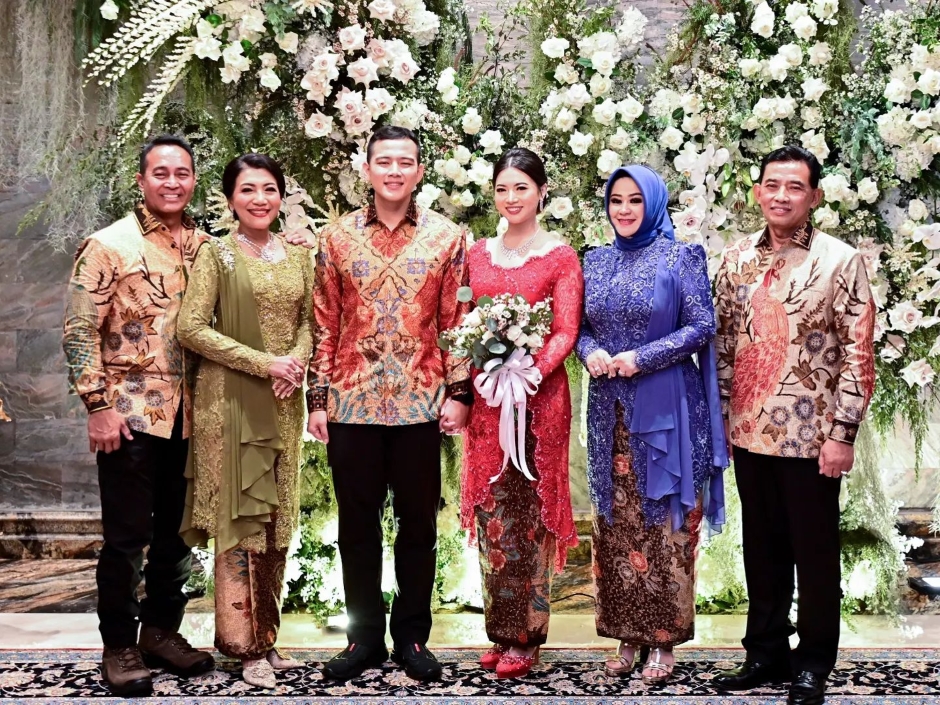 MENIKAH: Potret lamaran putri Andika Perkasa, Angela Adinda (merah), dengan Iptu Hafiz Akbar (batik merah), didampingi orang tua masing-masing, Februari 2024. Kini resmi menikah, Minggu (17/11).