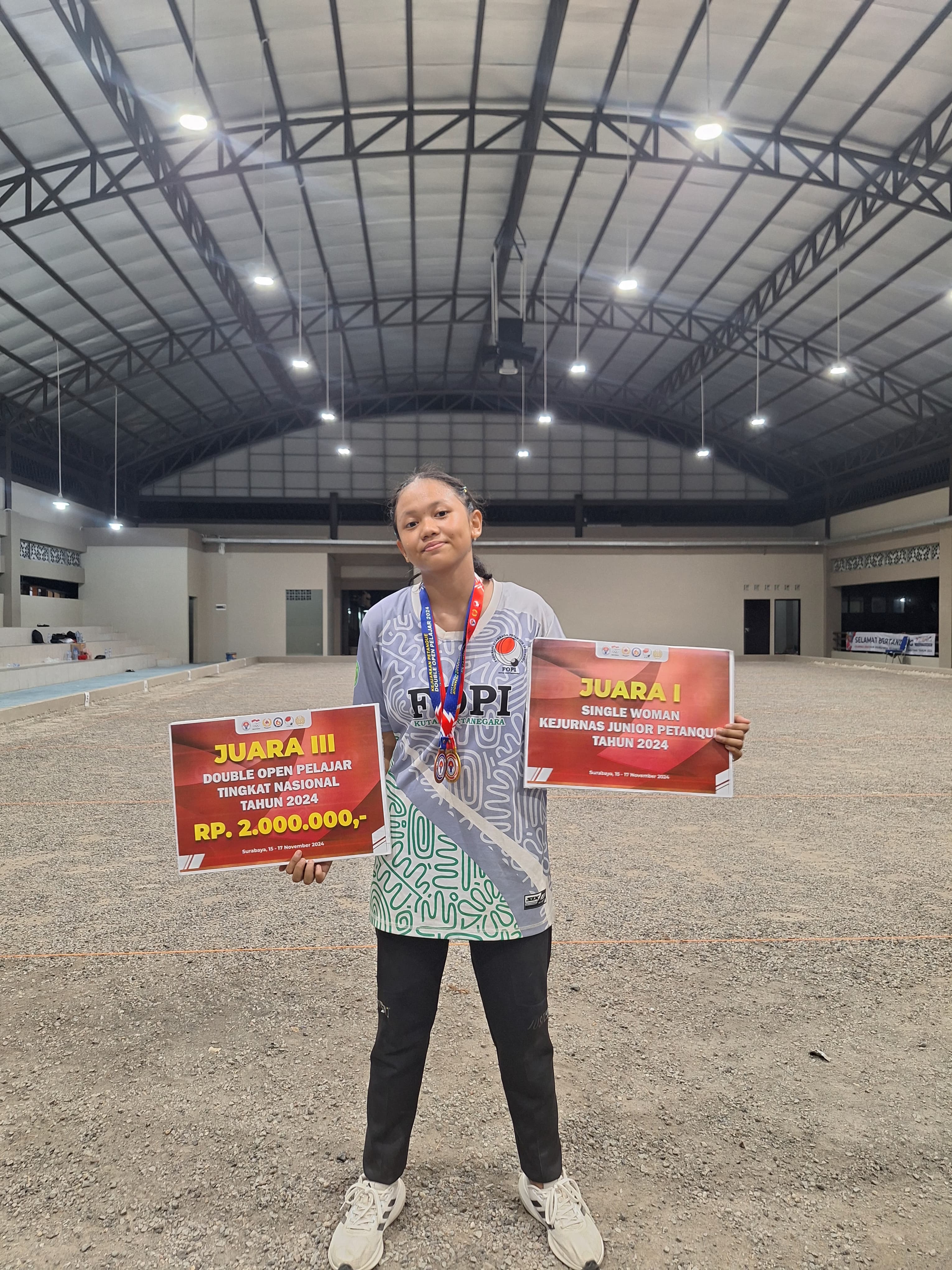 BIKIN BANGGA: Atlet Petanque Kukar Verlita Aurelia Dewi meraih medali emas kejurnas petanque di Surabaya.