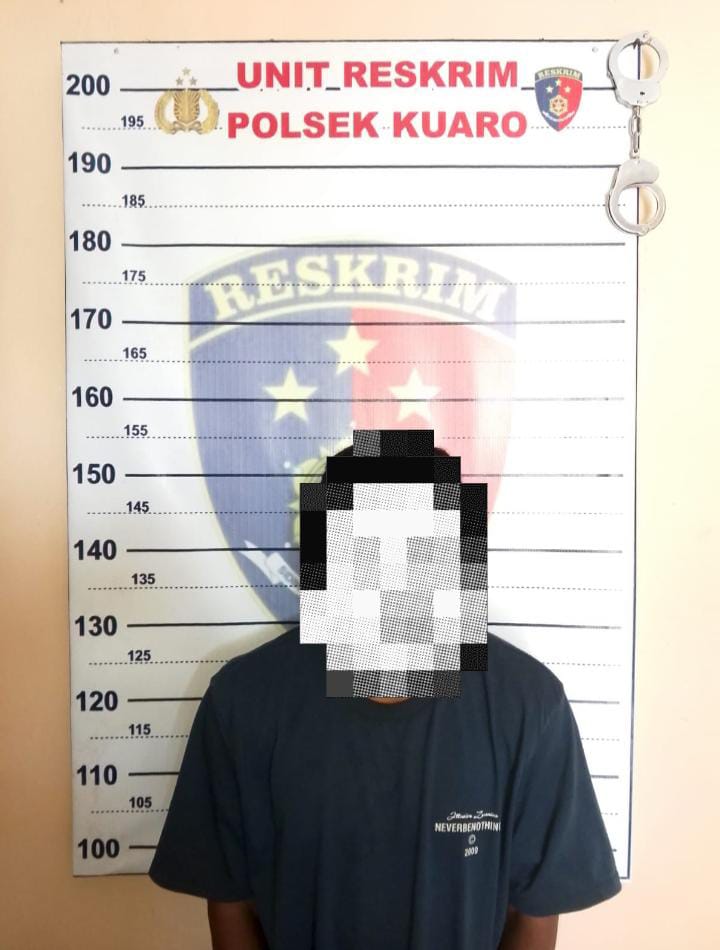 MASUK JERUJI: Tersangka A saat diamankan Polsek Kuaro karena telah melakukan penggelapan sepeda motor.