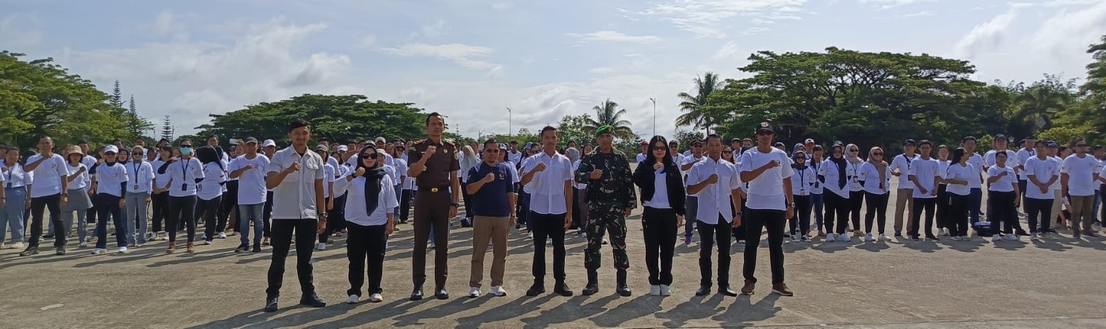 Suasana apel siaga tahapan masa tenang, pemungutan, dan penghitungan suara di Alun-Alun ITHO,  Kompleks Perkantoran Pemkab Kubar (20/11/2024).