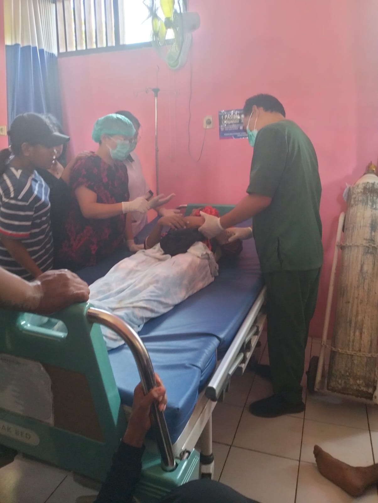 NAHAS: Korban RS saat dibawa ke Puskesmas Belusuh.