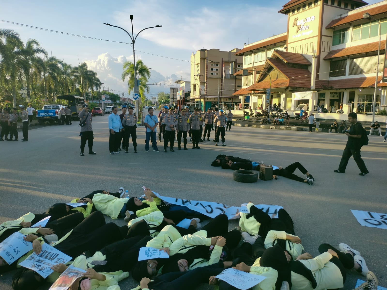 Gabungan mahasiswa di Kabupaten Paser menggelar aksi di depan Kandilo Plaza, terkait tragedi di Muara Kate Kecamatan Muara Komam, Selasa sore (19/11/2024).