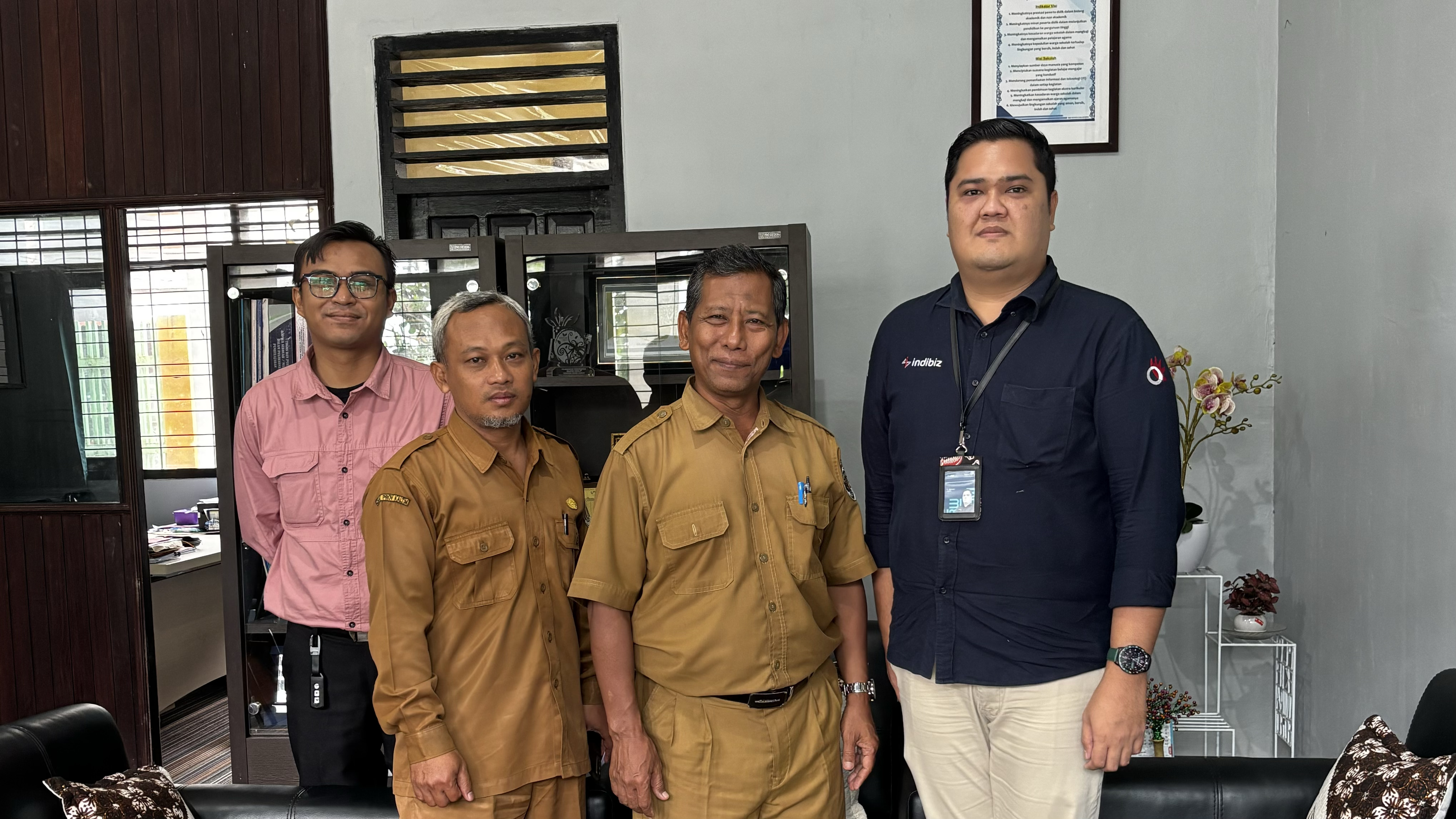 PENDIDIKAN: External Connection Specialist Telkom Regional IV Kalimantan Ahmad Sahrani (kanan) bersilaturahmi dengan keluarga besar SMA 6 Balikpapan, Selasa (19/11).