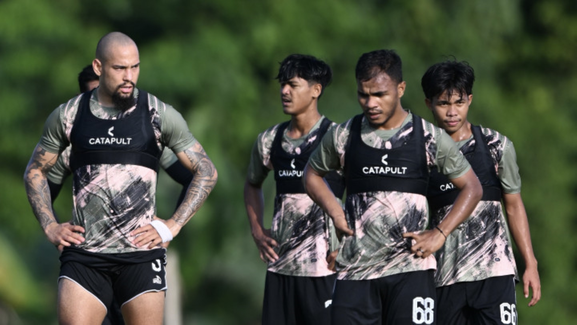Skuad Borneo FC menjalani latihan.