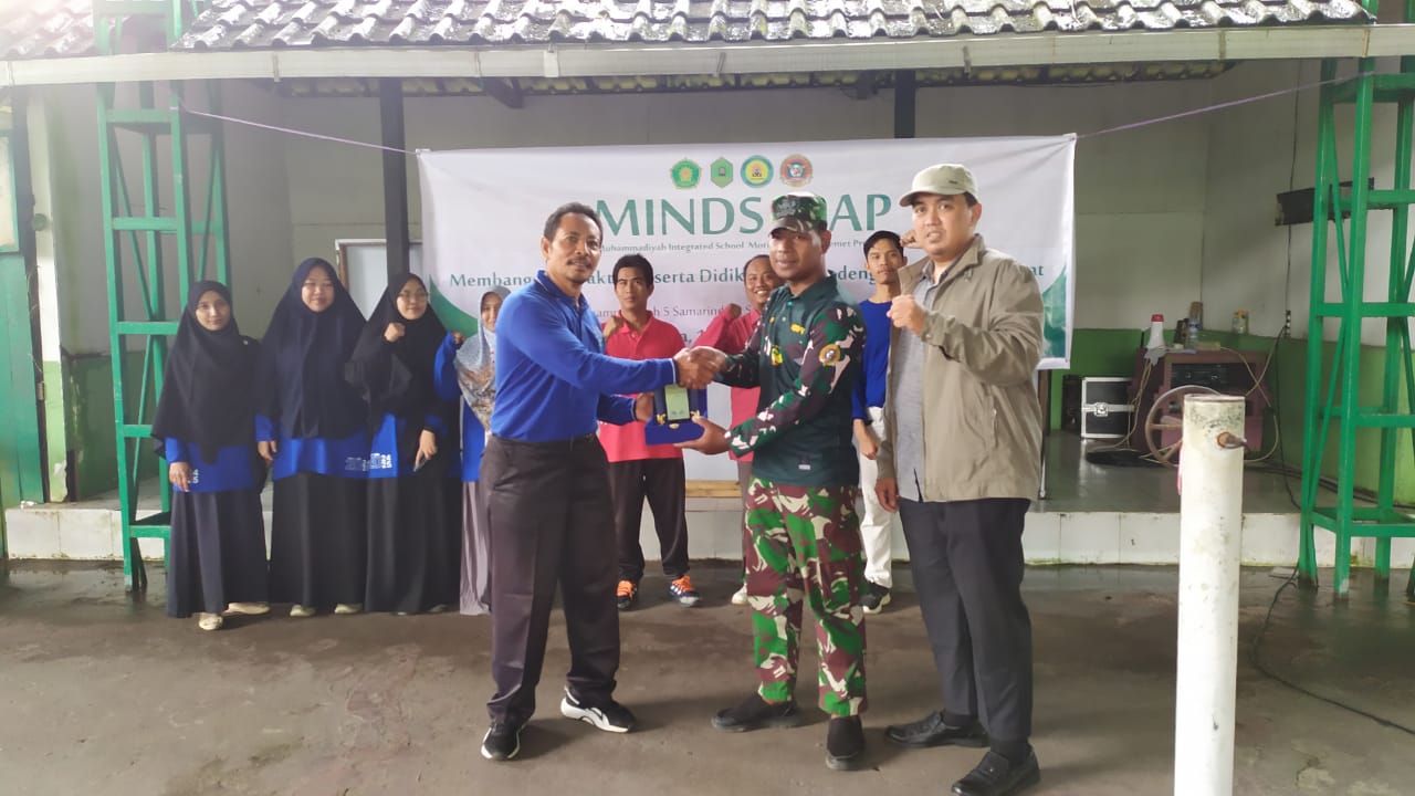KOMPAK: Kepsek SD Muhammadiyah 5 (baju biru) Sonhaji bersama Kepsek SMP Muhammadiyah 6 (seragam cokelat) Danas Miftahul Gisya, memberikan cinderamata kepada Yonif Bataliyon 611 atas suksesi kerja sama