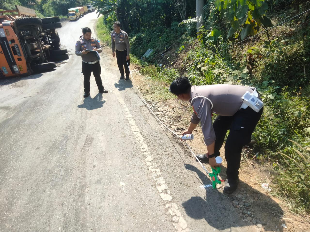 MASUK PIDANA: Kecelakaan truk hauling batu bara di Dusun Muara Kate, Desa Muara Langon, Kecamatan Muara Samu, Oktober lalu, menyebabkan satu korban meninggal dunia.
