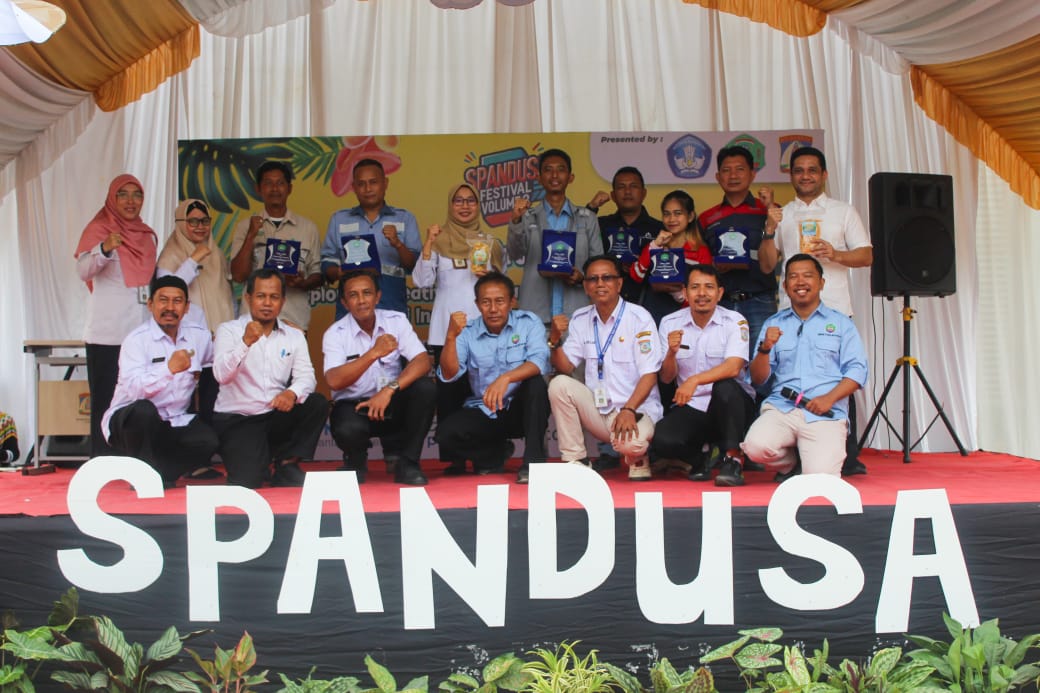 JIWA WIRAUSAHA: Plt Kabid Pendidikan SMP Disdikbud Balikpapan Supriyani (berdiri, kelima kiri) saat meluncurkan produk UMKM milik Spandusa.