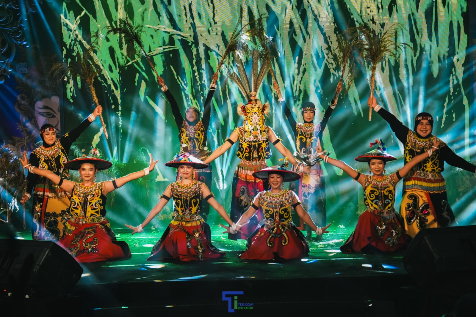 LUAR BIASA: Penampilan Tunas Rimba Gemilang Jaya dan Sanggar Telabang di ajang International Mask Festival yang dihelat di Solo, Jawa Tengah.