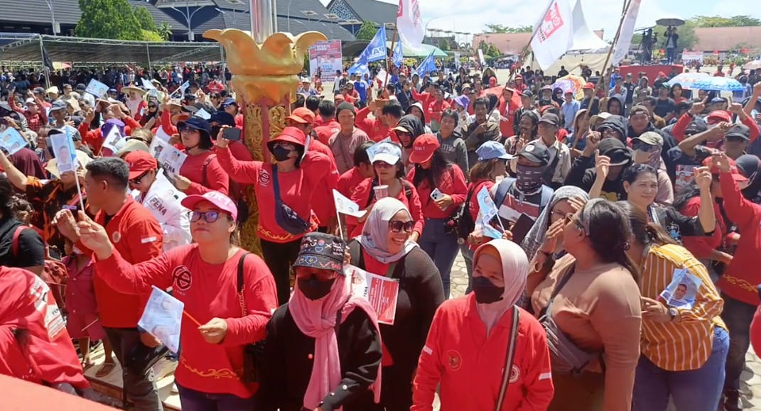 PADAT: Panas terik tak menghalangi simpatisan dan pendukung mengikuti kampanye akbar.