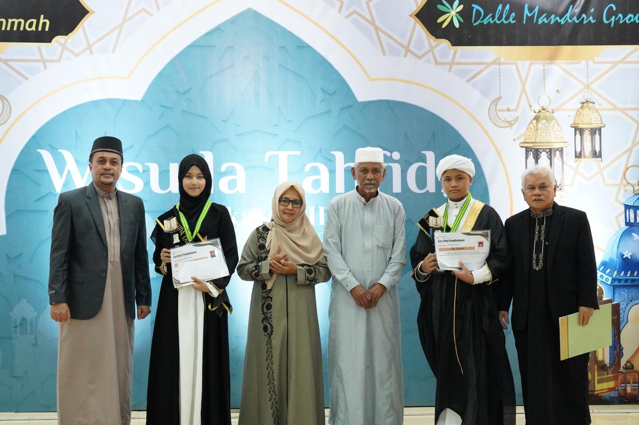 PENGHARGAAN: Yasin Albar (dua kanan) dan Tsurayya Aniqa (dua kiri)  mendapat hadiah umrah setelah menghafal 30 juz Al-Qur&rsquo;an pada wisuda tahfiz.  Keduanya didampingi H Ambo Dalle (tiga kanan).