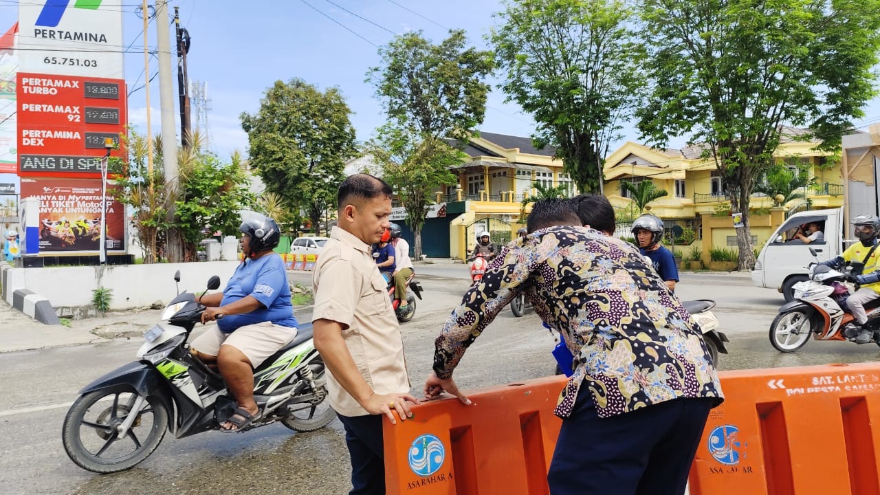 Petugas Dishub Samarinda mengangkut pembatas jalan di Jalan Gatot Subroto, Kecamatan Sungai Pinang, menandai jalan tersebut berlaku satu arah sejak Kamis (21/11).